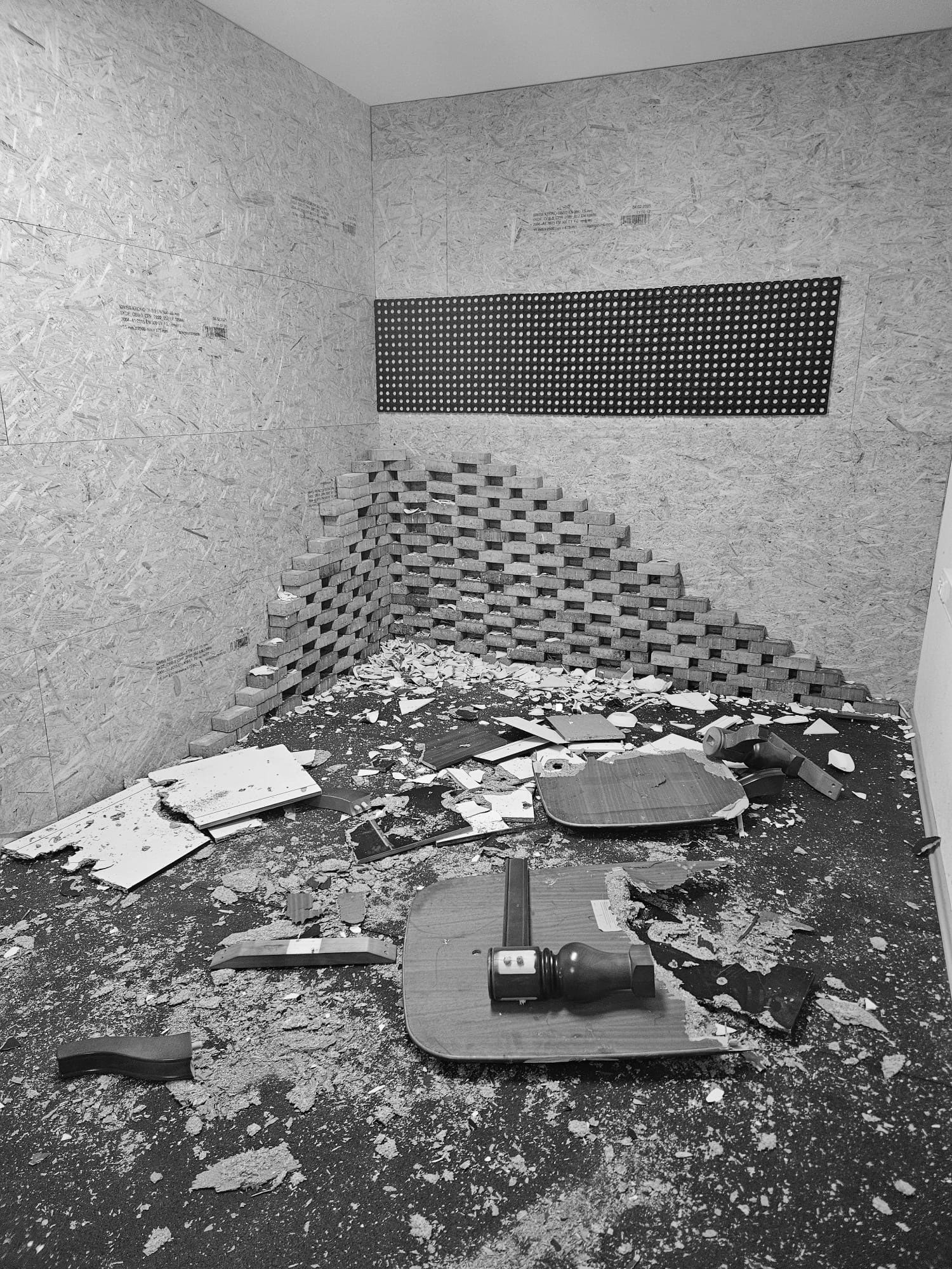 Raum Orange - Klassischer Wutausbruch mit Glas, Kleinmöbeln und Dummy für bis zu 3 Personen